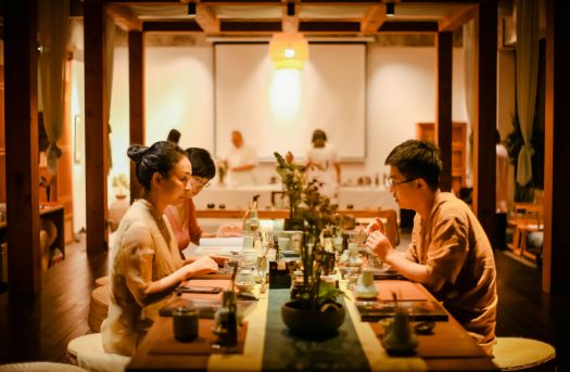 高净值人群社交新风尚如何正确熏闻沉香？不朽情缘正版2025下半年沉香熏闻成(图2)