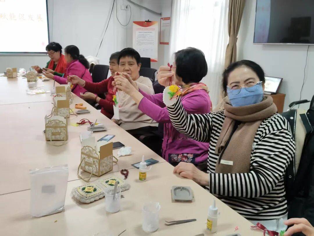 联凝聚巾帼力量开展多元巾帼关爱活动不朽情缘游戏汉沽街道贾园里社区妇(图2)